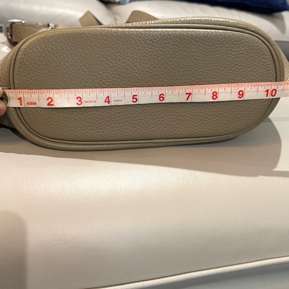 Beige purse with clasp, like new, great condition - Picture 9 of 10